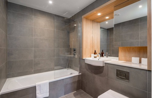 Nine Elms Apartment | ALTIDO 2-bed flat w/ balcony in Nine Elms