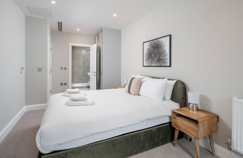 Nine Elms Apartment | ALTIDO 2-bed flat w/ balcony in Nine Elms
