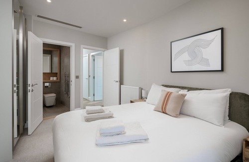 Nine Elms Apartment | ALTIDO 2BR Apt w/terrace in Nine Elms