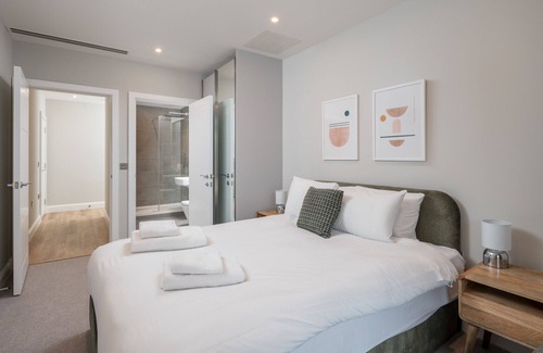 Nine Elms Apartment | ALTIDO 3-bed flat w/terrace in Nine Elms