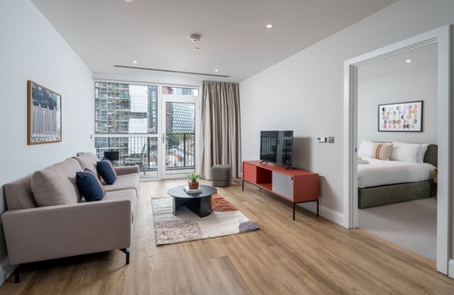 Nine Elms Apartment | ALTIDO Modern 1-bed flat in w/terrace in Nine Elms