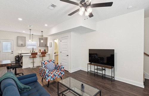 Clarksville Apartment | Alto K4 I Cozy & Comfy I Gym I Parking I Pool