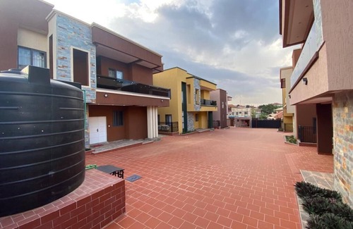 Kumasi Apartment | Alveera Apartments, Spacious 4-bedroom in charming Kumasi with WiFi, AC