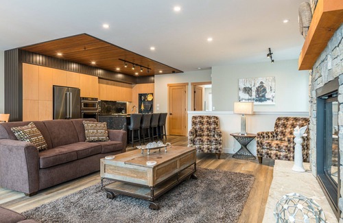 Silver Star Mountain House | Amazing Home with hot tub, laundry, BBQ and garage - Steps from the Village