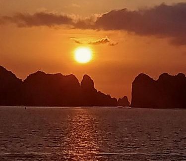 Bai Chay Boat Rental | Amanda cruise 5 star ha long bay