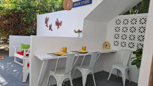 Caye Caulker Apartment | Amanda's Place Green Studio - pool and tropical garden