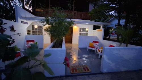 Caye Caulker Apartment | Amanda's Place Green Studio - pool and tropical garden