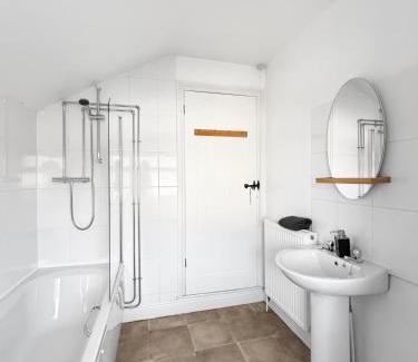 Grantham Apartment | Amaya Four - Sleeps 5 - 1 bed apartment - Newly renovated- Close to town centre -Grantham