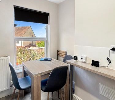 Grantham Apartment | Amaya Four - Sleeps 5 - 1 bed apartment - Newly renovated- Close to town centre -Grantham
