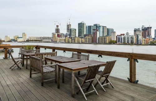Surrey Docks Apartment | Amazing 2bed 2bath converted warehouse onThames