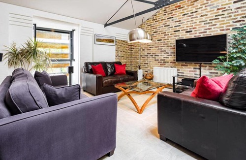 Surrey Docks Apartment | Amazing 2bed 2bath converted warehouse onThames