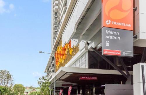 Milton Apartment | Amazing 2BR delicate Apt, 1min to train station
