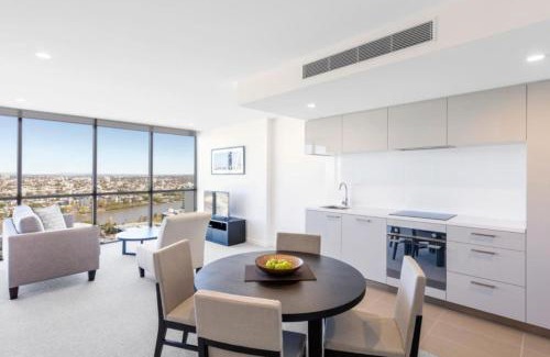 Milton Apartment | Amazing 2BR delicate Apt, 1min to train station