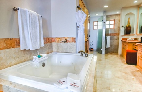 Colonia El Progreso Resort | Amazing 3-bedroom OCEAN FRONT PENTHOUSE in Cabo San Lucas with WiFi & AC