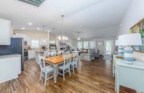 New Bern House | Amazing 3 BR Home | Mins to DT | Pet friendly