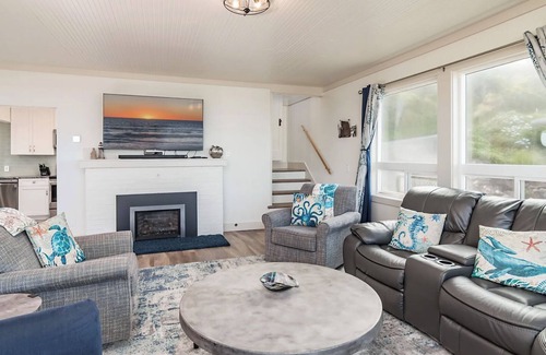 Lincoln City House | AMAZING 4 bd beach front home! w/stairsnto beach Pets-ok!