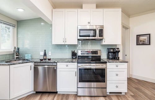 Lincoln City House | AMAZING 4 bd beach front home! w/stairsnto beach Pets-ok!