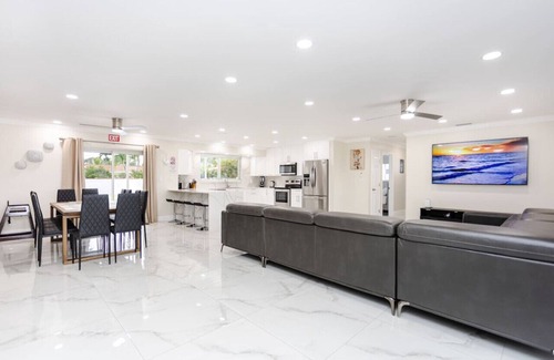 Hollywood Hills House | Amazing 5BR/3BA Villa Heated Pool near Hard Rock