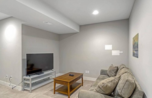 University Bed & Breakfast | Amazing 5BR Home! DU - Walk Everywhere! Sleeps 15!