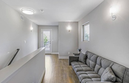 University Bed & Breakfast | Amazing 5BR Home! DU - Walk Everywhere! Sleeps 15!