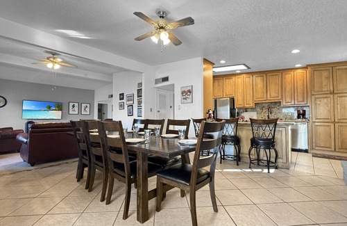 Biggs Field House | Amazing and inviting hm with 6brm, 4bath, 2kitchens, private pool in quiet area