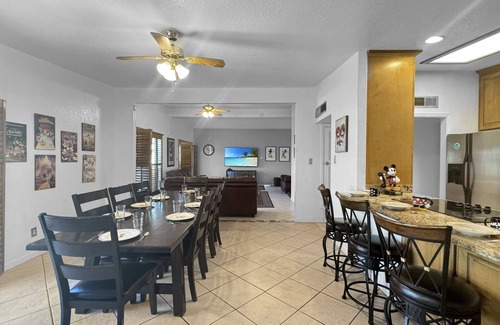 Biggs Field House | Amazing and inviting hm with 6brm, 4bath, 2kitchens, private pool in quiet area