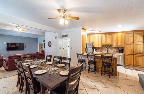 Biggs Field House | Amazing and inviting hm with 6brm, 4bath, 2kitchens, private pool in quiet area