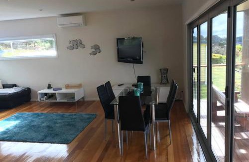 Ansons Bay House | Amazing Ansons Bay Absolute Waterfront Beach House