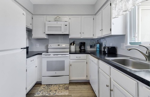 Long Beach Condo | Amazing Beach, Ocean Views From 3rd Fl Condo Deck, Large Communal Pool