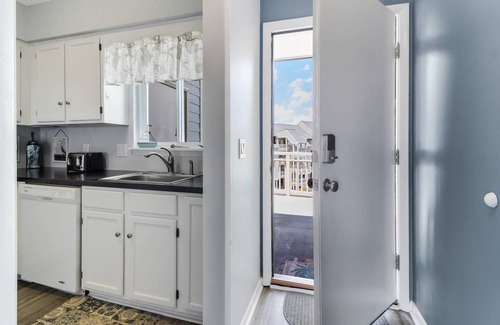 Long Beach Condo | Amazing Beach, Ocean Views From 3rd Fl Condo Deck, Large Communal Pool