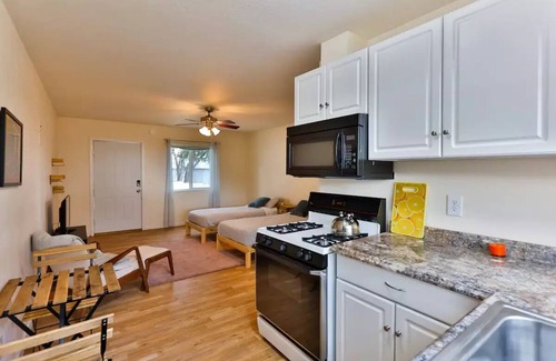 Agua Dulce House | Amazing Escape Close to LA with Pool, jacuzzi, Meditation room, Hiking trails.