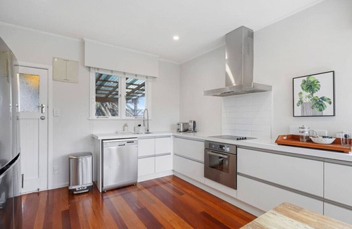 Eastern Beach House | Amazing Home By Beach | Fully Aircon-ed | Wifi