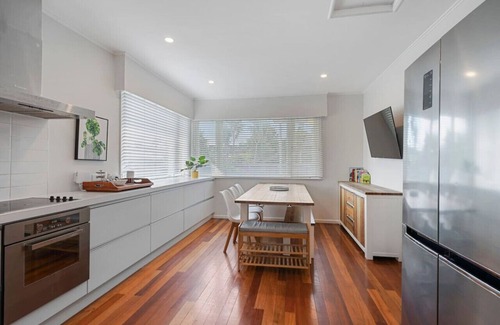 Eastern Beach House | Amazing Home By Beach | Fully Aircon-ed | Wifi