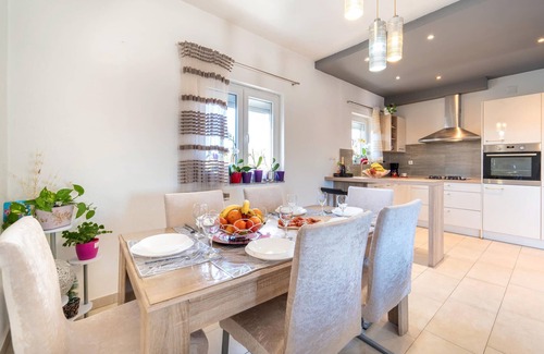 Lisane Ostrovicke House | Amazing home in Lisane Ostovicke with jacuzzi