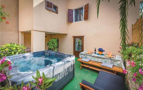 Kruncici House | Amazing Home In Kruncici With Jacuzzi