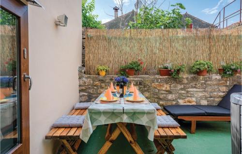 Kruncici House | Amazing Home In Kruncici With Jacuzzi