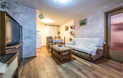 Kruncici House | Amazing Home In Kruncici With Jacuzzi