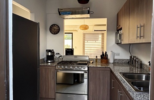 Coatepeque House | Amazing home in Opico Garden w/jet pool, near by attractions and family-friendly