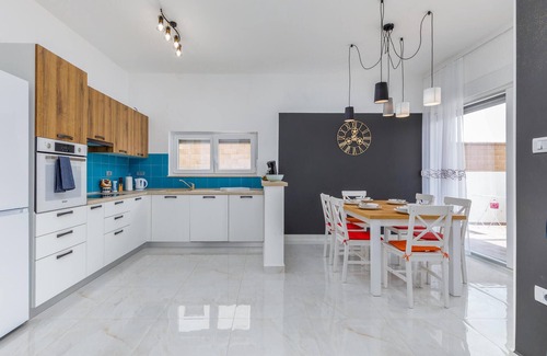 Peroj House | Amazing home in Peroj with WiFi