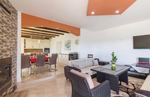 Ciritez House | Amazing home in Roc with WiFi