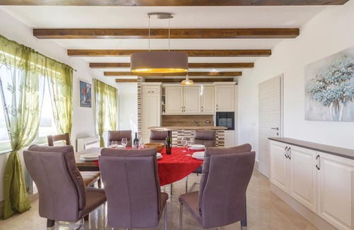 Ciritez House | Amazing home in Roc with WiFi