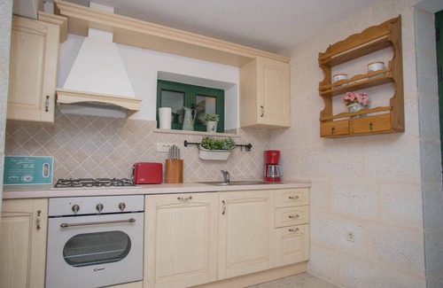 Zagvozd House | Amazing home in Zagvozd with jacuzzi