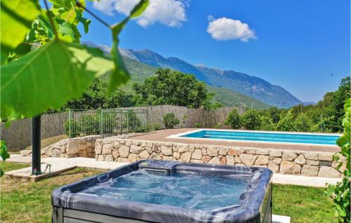 Zagvozd House | Amazing Home In Zagvozd With Jacuzzi