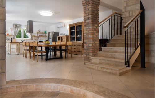 Zrnovnica House | Amazing Home In Zrnovnica