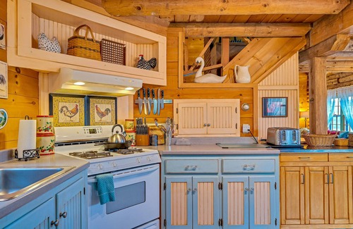 Quechee Cabin | Amazing home on 90 acres - AC, fireplace & great mountain views