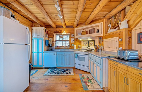 Quechee Cabin | Amazing home on 90 acres - AC, fireplace & great mountain views