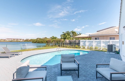 Ludlam House | Amazing Home with Lake view. Private pool