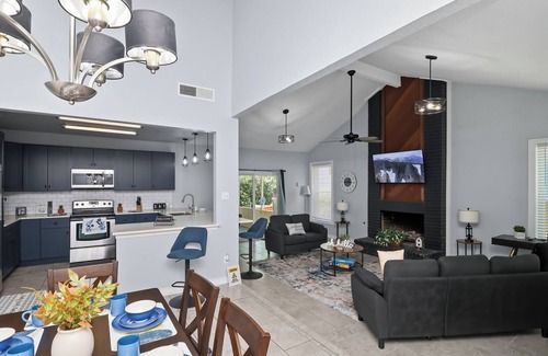 North San Antonio - SAT House | Amazing home with Pool, Jacuzzi, Fire Pit, near Airport, Sea World & River Walk