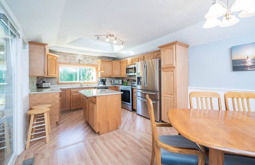 South Haven House | Amazing in ground Pool, 5 bedroom 3 bath, Short Walk to Town and Beach