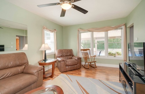 South Haven House | Amazing in ground Pool, 5 bedroom 3 bath, Short Walk to Town and Beach